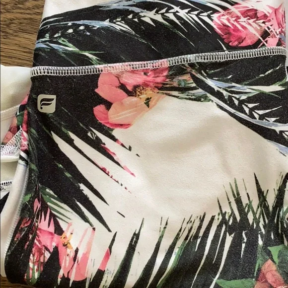 🛍STEAL OF A DEAL! 3 FABLETICS LEGGINGS PACK!🛍 - Picture 4 of 4